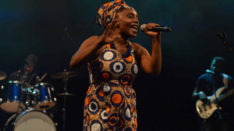 Sista Clarisse: Chanteuse à l'âme pop, rock et soul, reine de l'afroroots