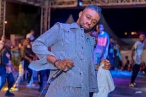 Ks Bloom demande au public d'aider les artistes chrétiens.