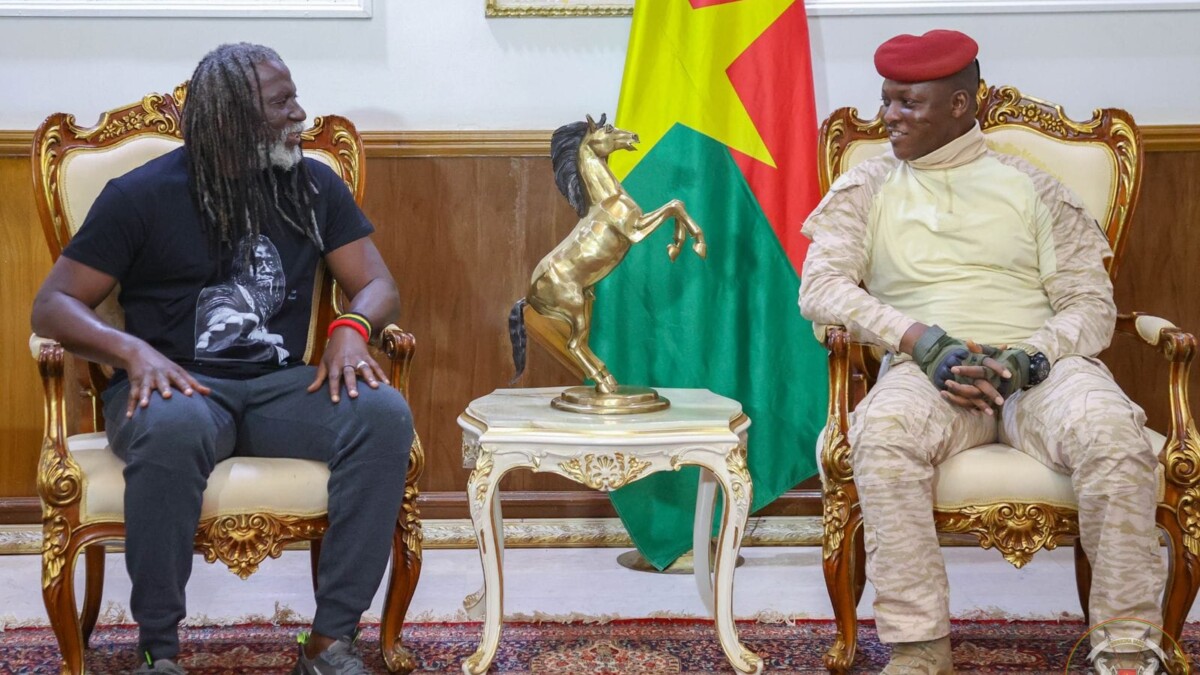 Tiken Jah Fakoly reçu par Ibrahim Traoré