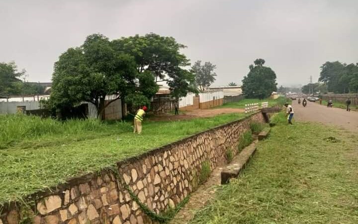 Centrafrique : tous les samedis, on retrousse les manches pour traquer l’insalubrité à Bangui. 