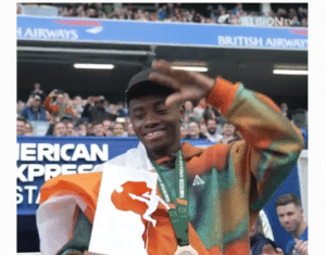 A Brighton, Simon Adingra présente son trophée de la CAN 2023 aux fans