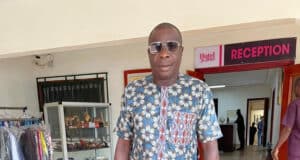 Côte d’Ivoire : Après sa séparation avec le Roi 12-12, une dame offre un magasin au Père Daloa