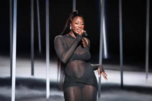 Le patron de Warner Music lance sur Aya Nakamura : ‘’Championne de France’’