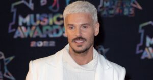 Côte d’ivoire : Vêtu d’un débardeur à une cérémonie officielle, M. Pokora présente ses excuses