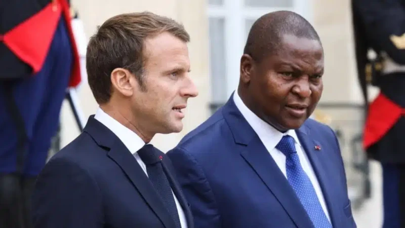 Paris et Bangui, signent une feuille de route pour la normalisation des relations.   