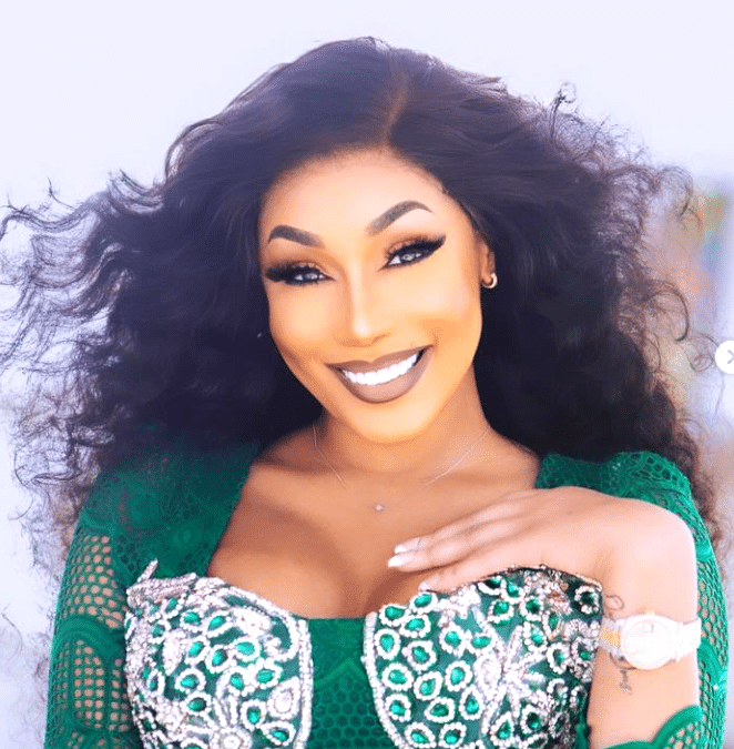 France : Emma Lohoues reçoit une montre et un collier en diamants de Vegedream pour son anniversaire