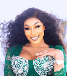 France : Emma Lohoues reçoit une montre et un collier en diamants de Vegedream pour son anniversaire