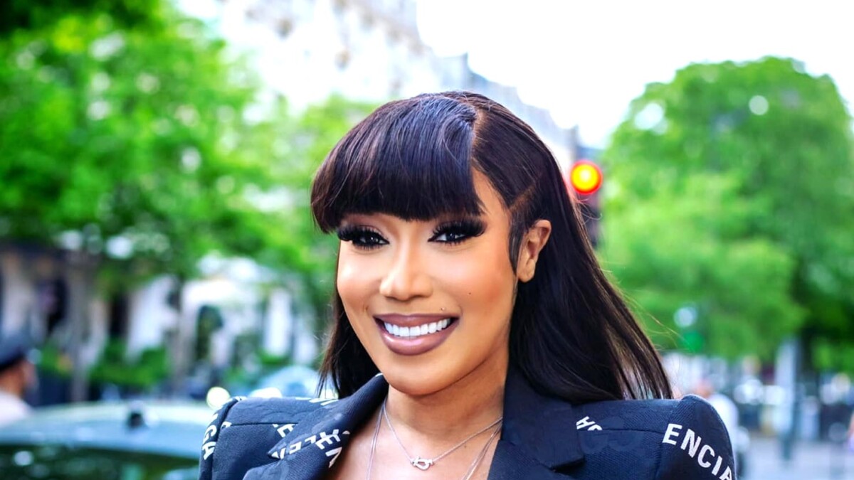 Emma Lohoues pose un beau geste à l’endroit du personnel d’un bar en France