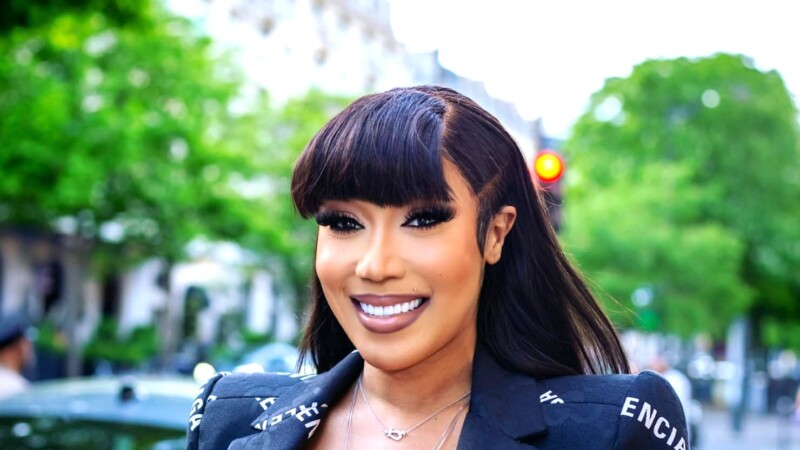 Emma Lohoues pose un beau geste à l’endroit du personnel d’un bar en France