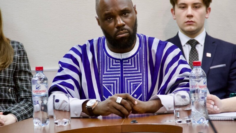 Kemi Seba reçoit un passeport diplomatique du Niger