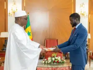 Bassirou Diomaye Faye réçoit les lettres de créance de Mamadou Haidara, l'ambassadeur de Côte d'Ivoire au Sénégal