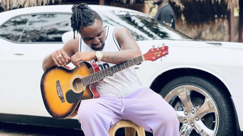 Musique : Ozaguin célèbre la fête des mères, avec ses fans de Douala au Cameroun. 