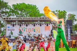 La 5ème édition du Quotient Intellectuel et Talents Artistiques d’Abidjan (QITAA) s’est achevée le samedi 11 mai en beauté avec la victoire de l’Université Nord-Sud et des prestations des artistes de renom comme Suspect 95, Rémy Adan… Suspect 95, Rémy Adan… mettent l’ambiance au QITAA 5 L’événement le plus attendu en Côte d’Ivoire le Quotient Intellectuel et Talents Artistiques d’Abidjan (QITAA) qui met en compétition des universités et grandes écoles privées de Côte d’Ivoire a refermé le rideau de la 5ème édition le samedi 11 mai dans une grosse ambiance au Campus SEPI de Yopougon-Wassakara. Un parterre d’invités du monde éducatif, culturel et des médias ainsi que des diplomates comme l’Ambassadrice de la Grande-Bretagne, Catherine Brooker et du styliste ivoirien, Ciss St Moïse étaient présents. Les 6 universités et grandes écoles privées en finale du District d’Abidjan à savoir Université Musulmane Africaine, Institut Famah, Université polytechnique ISPA, Institut polytechnique WASSA, Université Nord-Sud et University of Abidjan ont prouvé à travers le concours de génie en herbe, faits historiques, danses traditionnelles, concours culinaire et le talent artistique qu’ils sont des étudiants et étudiantes qui ont du talent au-delà de leur études universitaires. Finalement, au terme de toutes les différentes rubriques citées plus haut, c’est l’Université Nord-Sud de la Riviera-Bonoumin dans la commune de Cocody qui a supplanté les 5 autres en remportant le QITAA d’Or de l’édition 2024. Le clou de cette grande célébration de l’intellect et artistique des étudiants s'est fait avec une belle brochette d’artistes ivoiriens comme Suspect 95, Rémy Adan et bien d’autres qui ont donné une note musicale bien enlevée au QITAA 5.