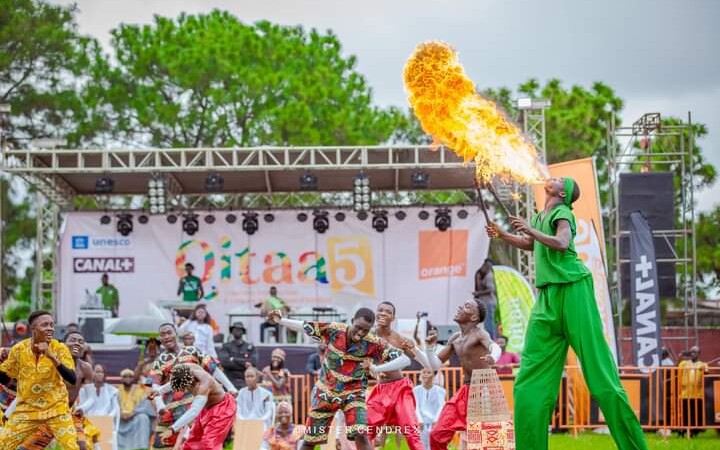 La 5ème édition du Quotient Intellectuel et Talents Artistiques d’Abidjan (QITAA) s’est achevée le samedi 11 mai en beauté avec la victoire de l’Université Nord-Sud et des prestations des artistes de renom comme Suspect 95, Rémy Adan… Suspect 95, Rémy Adan… mettent l’ambiance au QITAA 5 L’événement le plus attendu en Côte d’Ivoire le Quotient Intellectuel et Talents Artistiques d’Abidjan (QITAA) qui met en compétition des universités et grandes écoles privées de Côte d’Ivoire a refermé le rideau de la 5ème édition le samedi 11 mai dans une grosse ambiance au Campus SEPI de Yopougon-Wassakara. Un parterre d’invités du monde éducatif, culturel et des médias ainsi que des diplomates comme l’Ambassadrice de la Grande-Bretagne, Catherine Brooker et du styliste ivoirien, Ciss St Moïse étaient présents. Les 6 universités et grandes écoles privées en finale du District d’Abidjan à savoir Université Musulmane Africaine, Institut Famah, Université polytechnique ISPA, Institut polytechnique WASSA, Université Nord-Sud et University of Abidjan ont prouvé à travers le concours de génie en herbe, faits historiques, danses traditionnelles, concours culinaire et le talent artistique qu’ils sont des étudiants et étudiantes qui ont du talent au-delà de leur études universitaires. Finalement, au terme de toutes les différentes rubriques citées plus haut, c’est l’Université Nord-Sud de la Riviera-Bonoumin dans la commune de Cocody qui a supplanté les 5 autres en remportant le QITAA d’Or de l’édition 2024. Le clou de cette grande célébration de l’intellect et artistique des étudiants s'est fait avec une belle brochette d’artistes ivoiriens comme Suspect 95, Rémy Adan et bien d’autres qui ont donné une note musicale bien enlevée au QITAA 5.