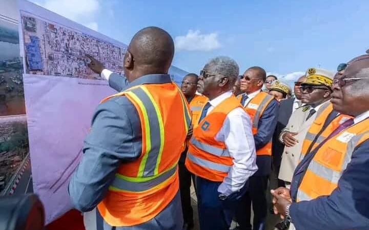 Construction du 4e pont d'Abidjan : le Premier ministre Robert Beugré Mambé lance la fin des travaux