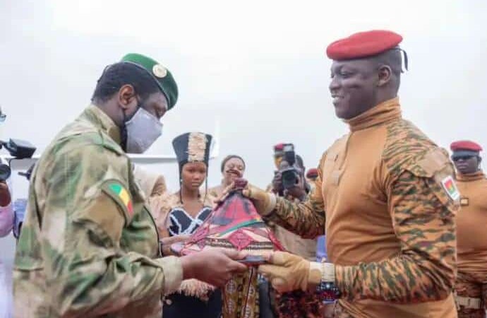 Assimi Goïta accueilli en triomphe au Burkina Faso