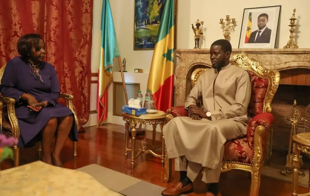 En France, Bassirou Diomaye Faye échange avec Louise Mushikiwabo