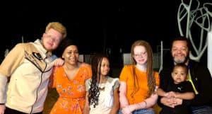 RDC : Après le décès de sa femme, le Pasteur Marcello Tunasi à l’épreuve de son fils de deux ans