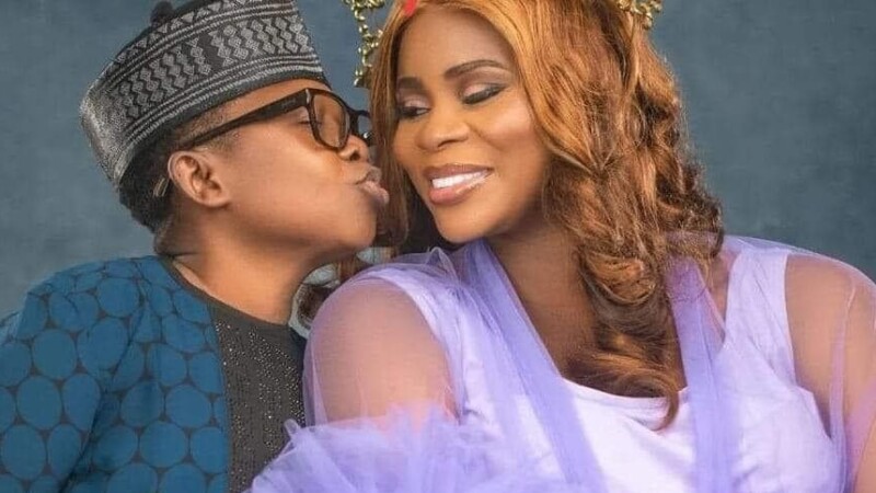 Nigeria : L’acteur Chinedu Ikedieze dévoile le visage de sa nouvelle femme et confirme 11 ans après son divorce avec son ex-épouse