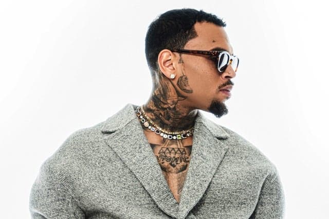 Sorti de prison, Chris Brown annonce « Holy Blindfold »