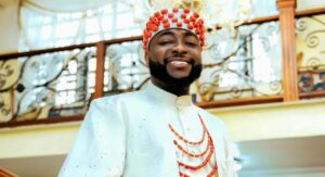 Davido, son père fait don de 1 milliard de nairas à une église en mémoire de sa mère