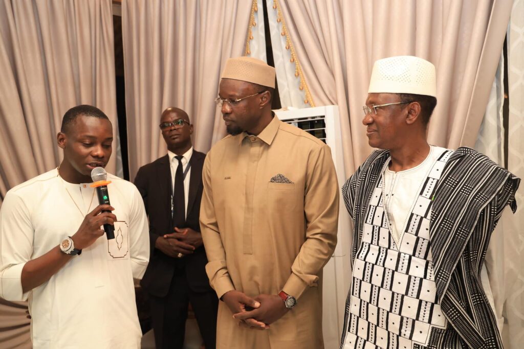 En séjour au Mali, Ousmane Sonko reçoit un joli cadeau de Sidiki Diabaté (photo)