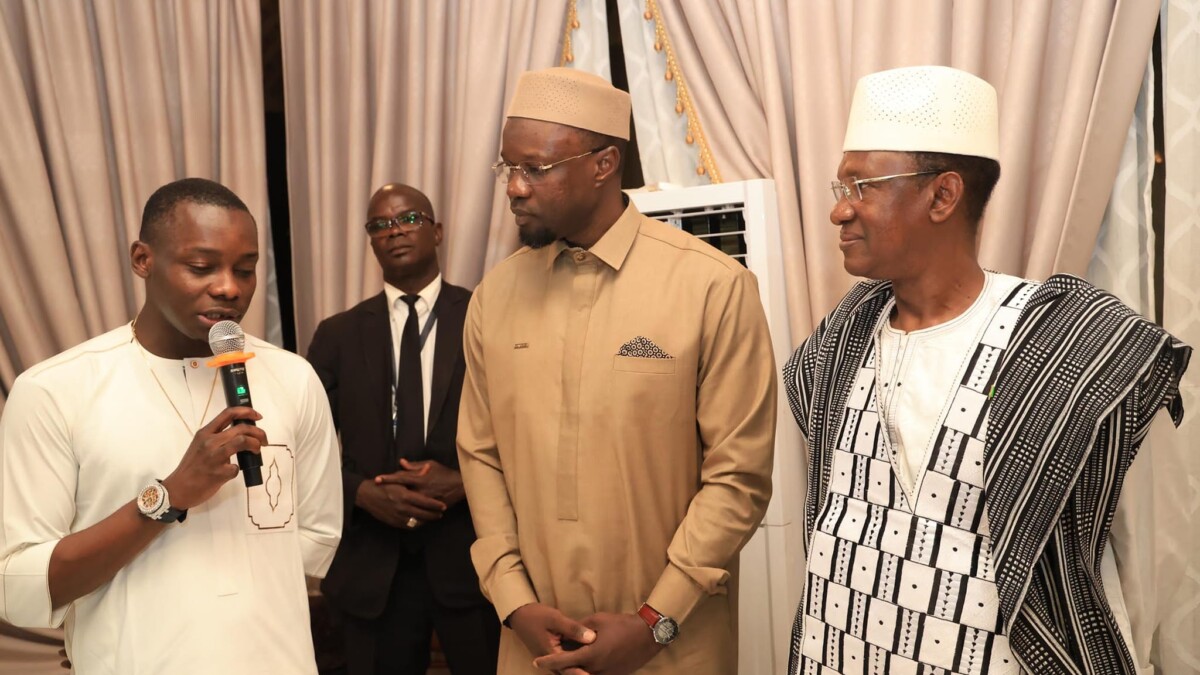 En séjour au Mali, Ousmane Sonko reçoit un joli cadeau de Sidiki Diabaté (photo)