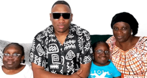 Mokobé à la rencontre de Maoudé, mère de 6 enfants en difficulté