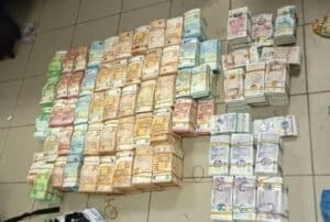 Mali : une somme de 10.300 dollars US saisie chez un voyageur à l'aéroport de Bamako