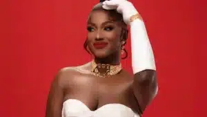 Mya Guissé reçoit les bénédictions de Youssou N'Dour avant son concert au Casino de Paris