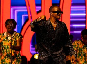 Debordo Leekunfa en concert au Palais de la Culture d’Abidjan