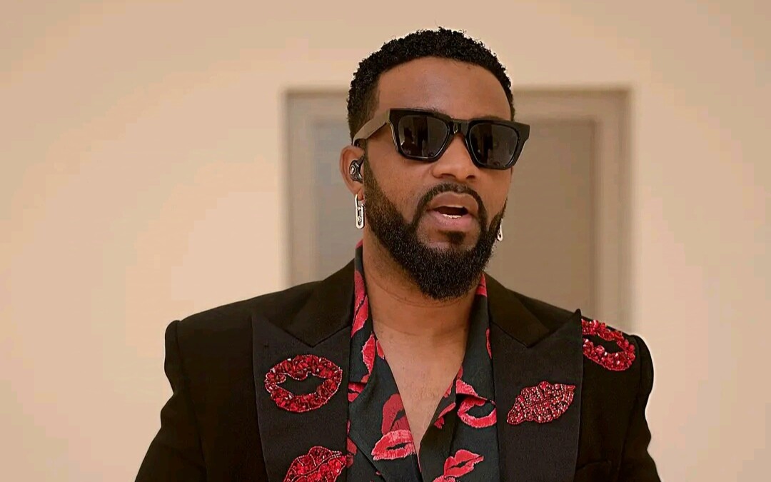 Fally Ipupa pose avant son concert à Abidjan le 25 décembre 2024