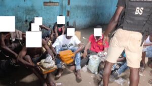 Côte d'Ivoire : 10 trafiquants de drogue arrêtés et un fumoir détruit à Abobo