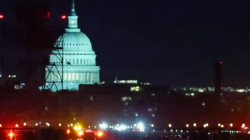 Washington : accident mortel entre un avion de ligne et un hélicoptère militaire