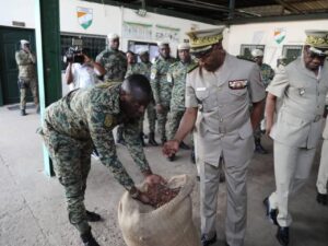 Côte d'Ivoire : saisie record de 1266 sacs de fèves de cacao dissimulés dans 6 conteneursCôte d'Ivoire : saisie record de 1266 sacs de fèves de cacao dissimulés dans 6 conteneursCôte d'Ivoire : saisie record de 1266 sacs de fèves de cacao dissimulés dans 6 conteneursCôte d'Ivoire : saisie record de 1266 sacs de fèves de cacao dissimulés dans 6 conteneurs