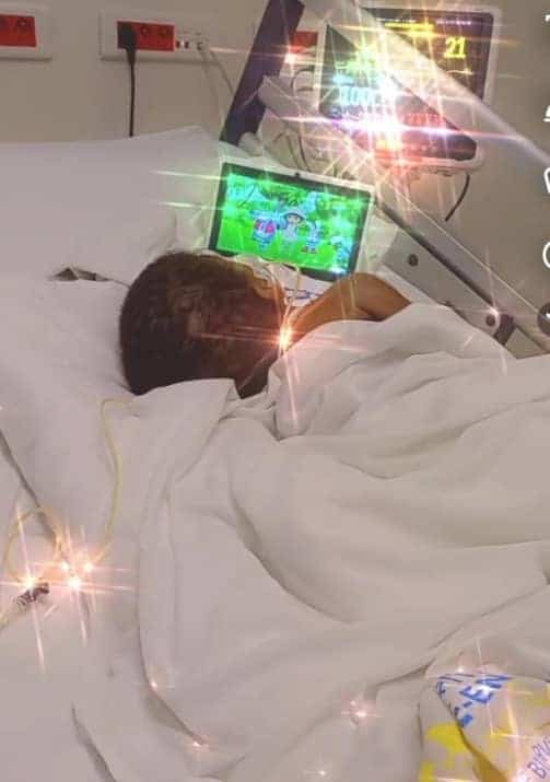 Yan fils d'Herve sur son lit d'hôpital