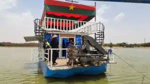 Un bateau made in Burkina Faso attire tous les regards à Tanghin