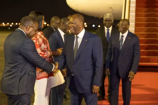 Tension à Abidjan : Alassane Ouattara de retour après Paris