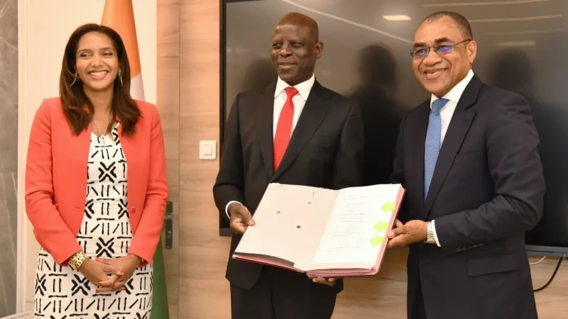 Signature de trois accords entre la Côte d'Ivoire et la France