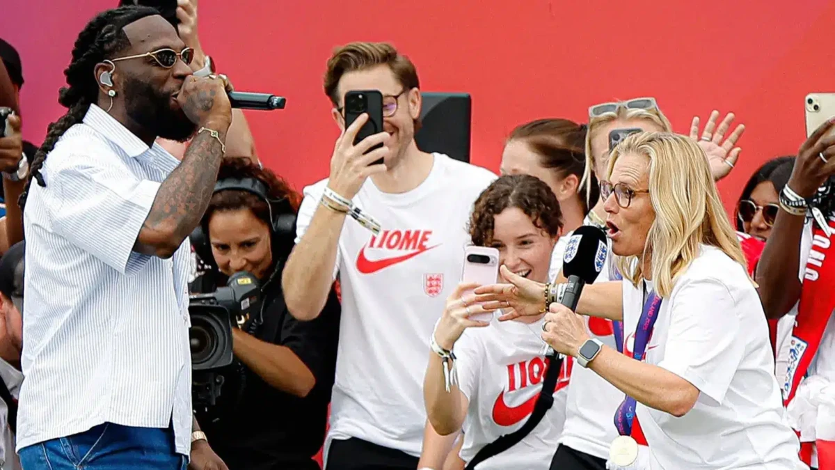 Burna Boy célèbre l'Euro féminin avec les joueuses anglaises