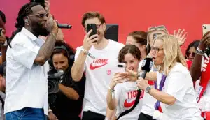 Burna Boy célèbre l'Euro féminin avec les joueuses anglaises