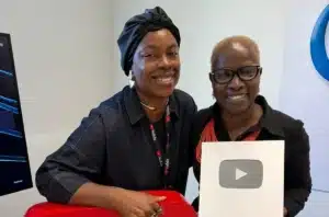 Angélique Kidjo reçoit le trophée Youtube Argent