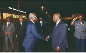 Alassane Ouattara de retour à Abidjan après un séjour en France