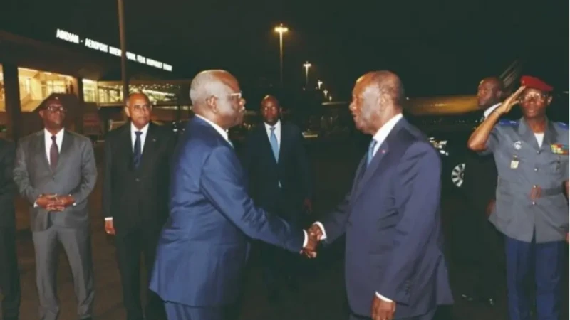 Alassane Ouattara de retour à Abidjan après un séjour en France
