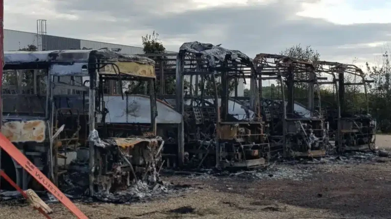 Côte d'Ivoire : 19 autobus de la Sotra calcinés à Abobo