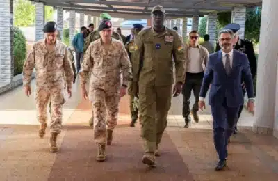 Luciano Portolano, patron de la défense italienne en visite au Niger