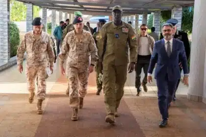 Luciano Portolano, patron de la défense italienne en visite au Niger