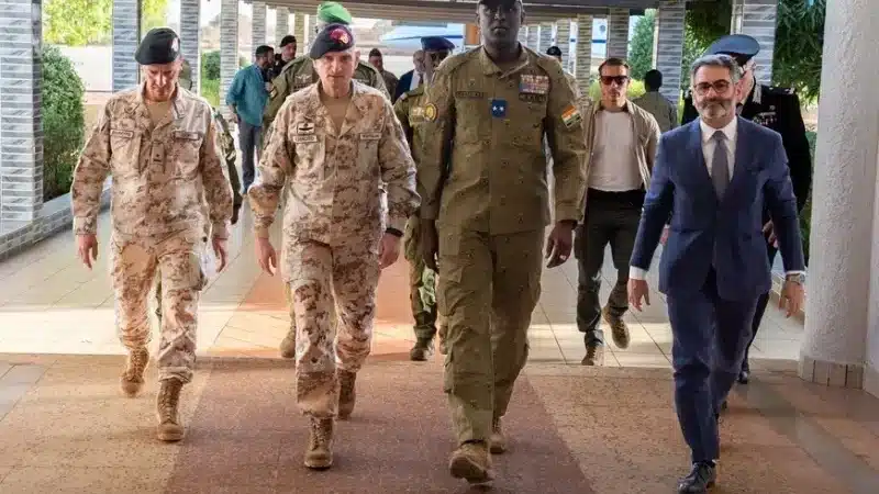 Luciano Portolano, patron de la défense italienne en visite au Niger