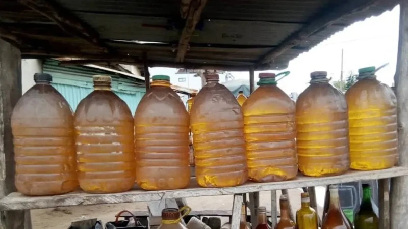 Choc au Bénin le litre d'essence frelatée atteint 900 FCFA