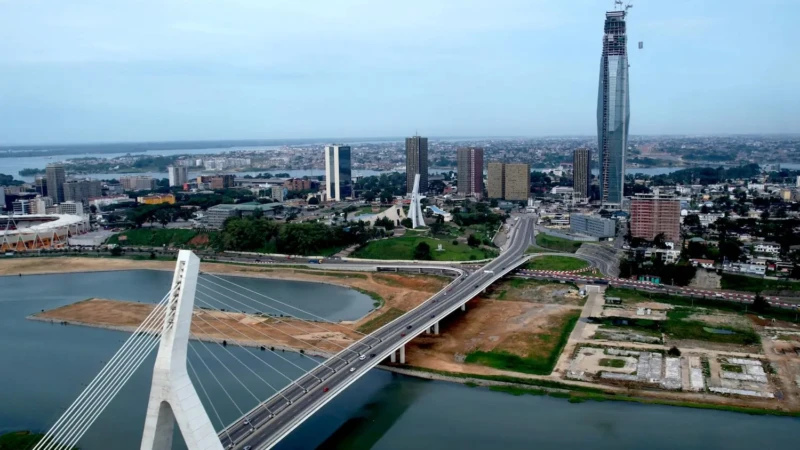 Vue d’Abidjan centre économique de la Côte d’Ivoire attirant les investisseurs étrangers